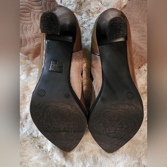 Bought this boot in a store named PRAVDA. No box to check the brand. - Picture 4 of 5